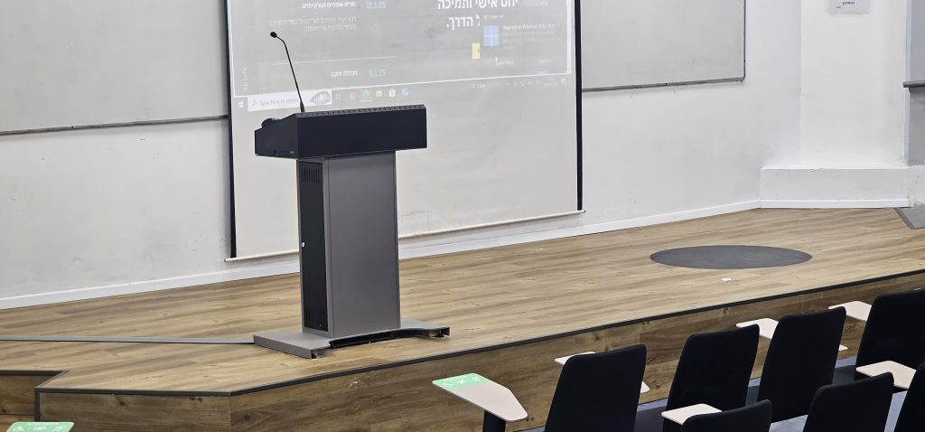 עמדת מרצה חכמה עם מסך מגע 24 אינץ' באולם ההרצאות