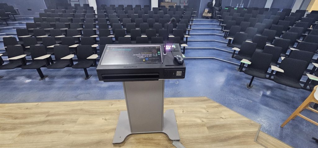 מקרן לייזר Epson בעוצמת 5000 אנסי לומן באולם ההרצאות