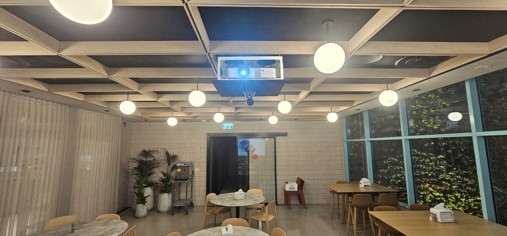 נישות מוסתרות לציוד הטכנולוגי באולם הכנסים של דקסל פארמה