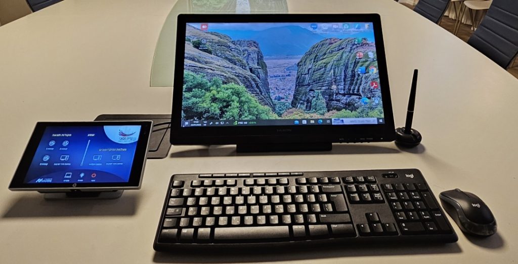 מסך אינטראקטיבי 86 אינץ' ומצלמת Yealink UVC86 בחדר הועידה של קריית מלאכי
