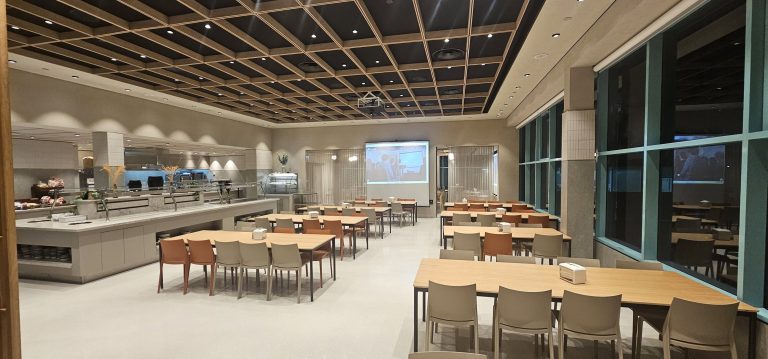 מחדר אוכל לאולם הרצאות והדרכות: שדרוג המולטימדיה הדו-אולמי בדקסל פארמה
