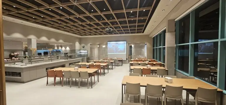 מחדר אוכל לאולם הרצאות והדרכות: שדרוג המולטימדיה הדו-אולמי בדקסל פארמה